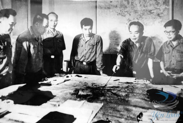 Các cán bộ của quân ủy trung ương theo dõi diễn biến chiến dịch Hồ Chí Minh, tháng 4.1975.