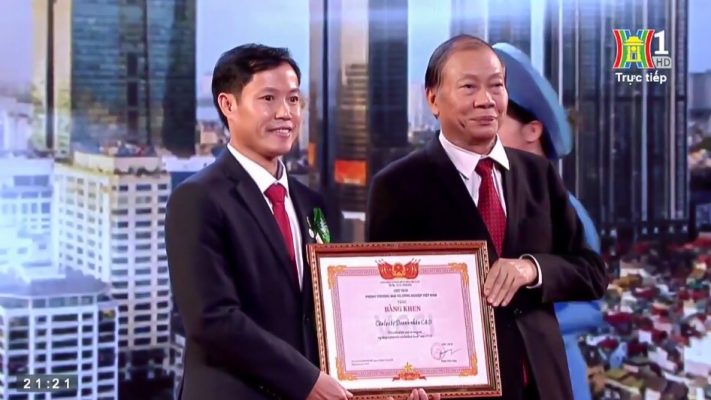 Ông Lã Quốc Huy - Chủ tịch Công ty TNHH Loan Phát Huy đại diện Hội doanh nhân Việt Nam C&D nhận bằng khen