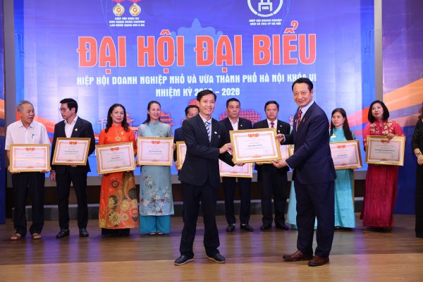 Đại diện C.ty TNHH Loan Phát Huy vinh dự nhận bằng khen của Chủ tịch VCCI